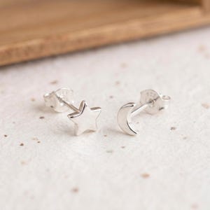 Personliga, omaka örhängen med måne och stjärna i sterlingsilver