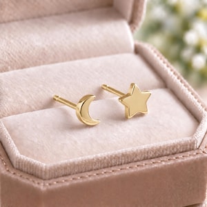 Pendientes de botón asimétricos con diseño de luna y estrella en plata de ley chapada en oro.