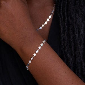 Pulseira ajustável de prata esterlina com elos planos em formato de estrela.