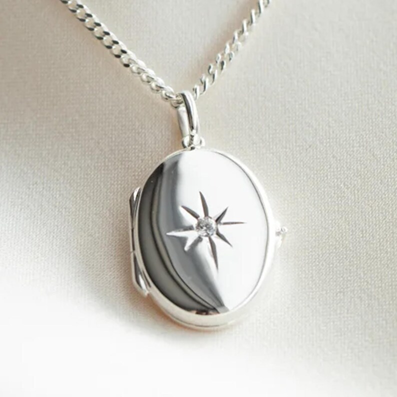 Collar con medallón de estrella ovalado grande personalizado en plata de ley con fotos imagen 3