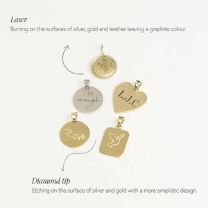 Puede incluir: Varios colgantes de oro y plata con diferentes dise&ntilde;os. Algunos presentan motivos florales, iniciales y las palabras &laquo;I AM enough&raquo; y &laquo;Rose&raquo;. Los colgantes est&aacute;n grabados con l&aacute;ser y punta de diamante.