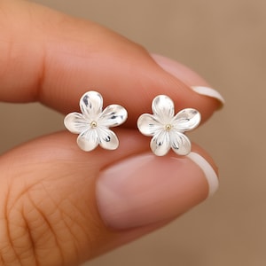 Pendientes de plata de ley con flor de nacimiento violeta de febrero