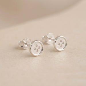 Orecchini a perno con bottone da cucito in argento sterling