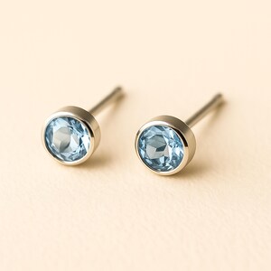 Pendientes de plata de ley con topacio azul cielo