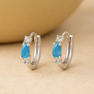 Pendientes de aro Huggie de plata de ley con turquesa