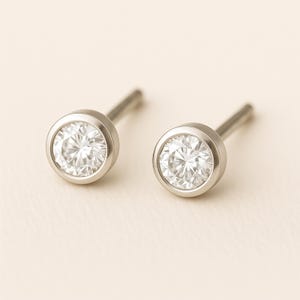 Clous d'oreilles en argent sterling avec pierres de naissance et zircons cubiques d'avril