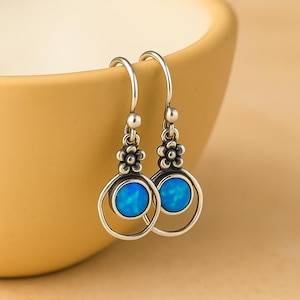 Orecchini pendenti a forma di fiore in argento sterling fuso con opale