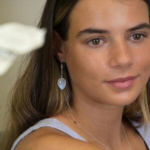 Boucles d'oreilles pendantes en argent sterling avec pierres de lune arc-en-ciel