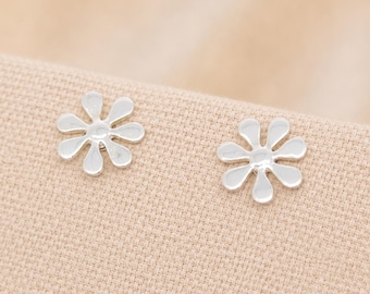 7mm Sterling Silver Daisy Flower Stud Earrings