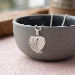 Collar con colgante personalizado en forma de corazón con alas de ángel en plata de ley.