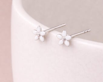 Sterling Silver Daisy Micro Stud Earrings – 4mm