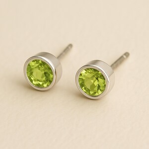 Brincos de pino de peridoto em prata esterlina