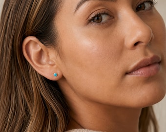 Petites boucles d'oreilles à clous turquoise en argent sterling
