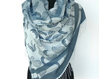Scialle reversibile blu nebbia con motivo paisley, sciarpa in pashmina grigia con motivo paisley, scialle oversize grigio boho, scialle grigio boho
