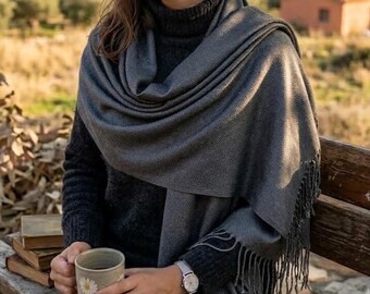 Bufanda de pashmina gris carbón, chal de algodón suave, chal gris oscuro liso con flecos, regalo para damas de honor e invitadas a bodas.