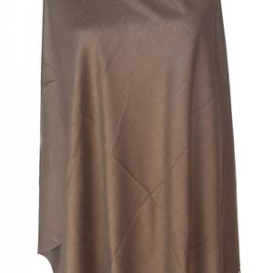 Puede incluir: Un chal de pashmina marr&oacute;n con flecos. El chal est&aacute; hecho de una tela suave y ligera, perfecto para agregar un toque de elegancia a cualquier atuendo.