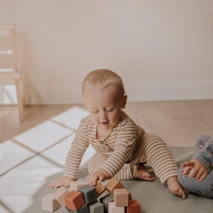 Jeu de cubes en bois, jouet multicolore pour enfants, cubes, jeu de blocs de construction écologiques faits main aux couleurs de la terre image 7