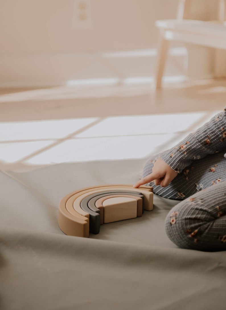 Empileur darche de jouet arc-en-ciel en bois de cadeau en bois pour les jouets élégants à la moutarde de décoration de crèche pour enfants image 1