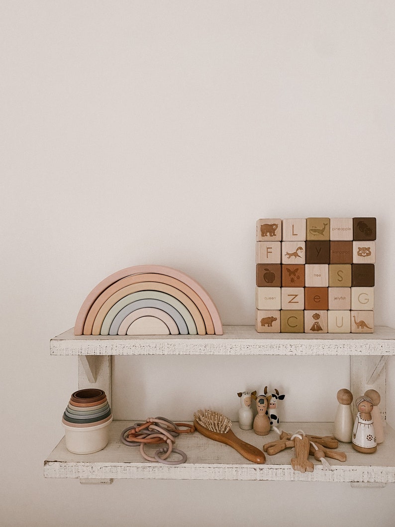 Jouet arc-en-ciel en bois à empiler en bois, cadeau pour chambre d'enfant, couleurs claires image 1