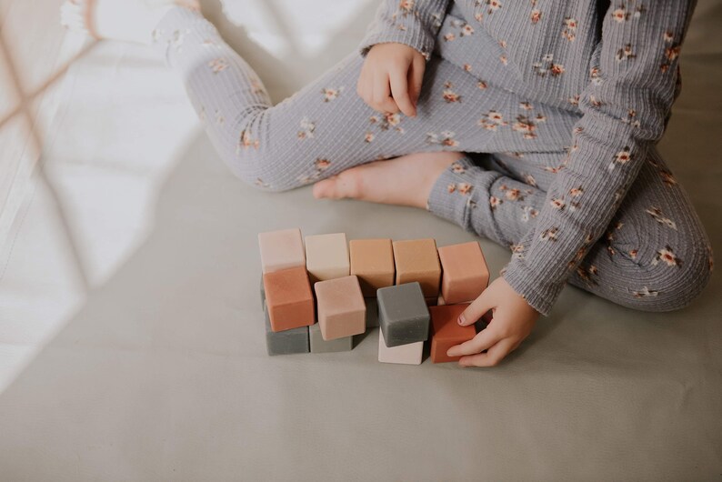 Jeu de cubes en bois, jouet multicolore pour enfants, cubes, jeu de blocs de construction écologiques faits main aux couleurs de la terre image 1