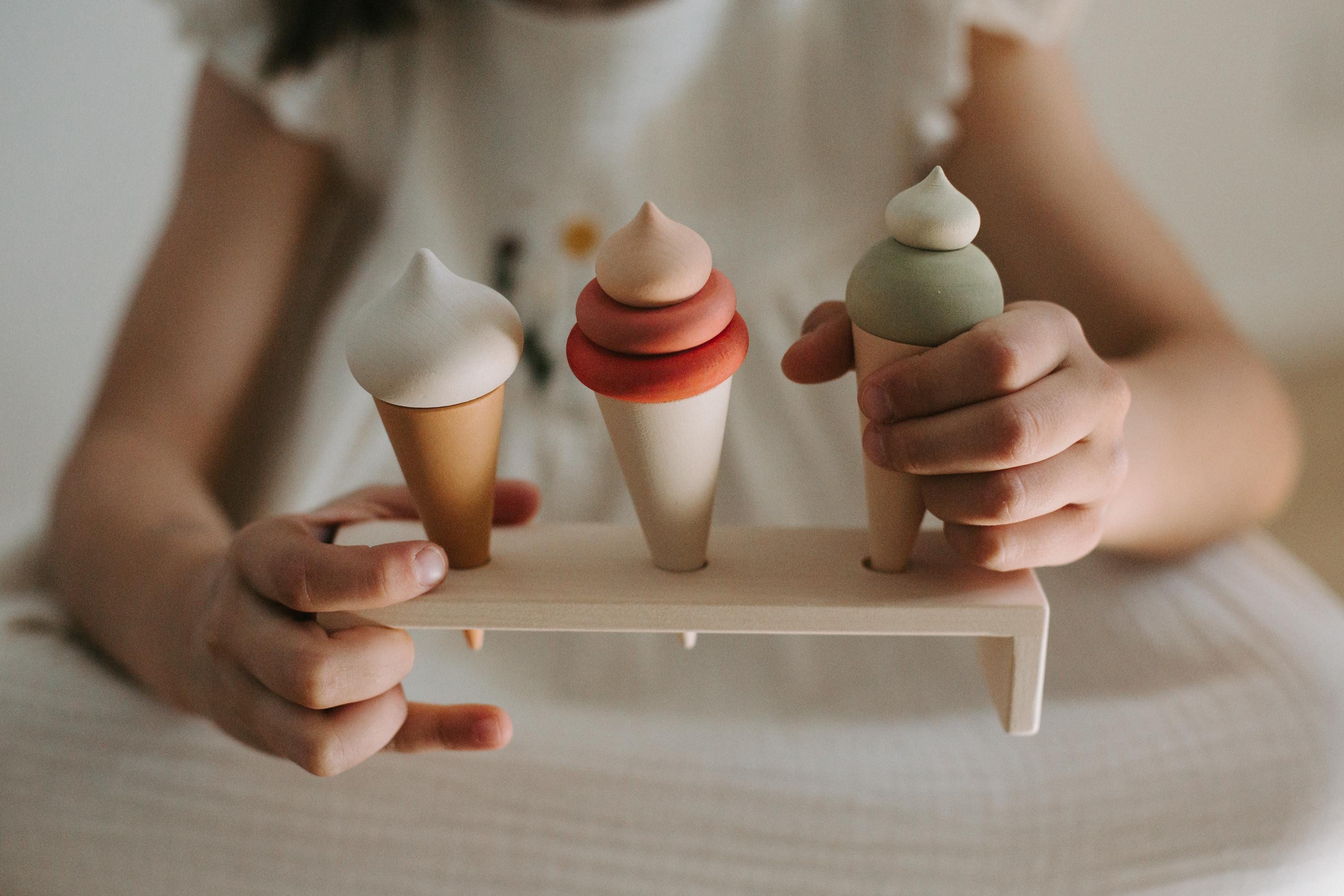 HELLOWOOD Camión de helados de madera, 28 piezas magnéticas de helados dulces, alimentos y accesorios, juguetes Montessori de clasificación y apilamiento para niñas y niños de 2 a 5 años HELLOWOOD Camión de helados de madera, 28 piezas magnéticas de helados dulces, alimentos y accesorios, juguetes Montessori de clasificación y apilamiento para niñas y niños de 2 a 5 años