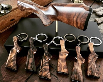 Llavero de culata de nogal tallada a mano: un regalo único para San Valentín.