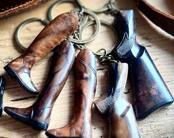 Handsnidad nyckelring i valnötsstål, ridgåva