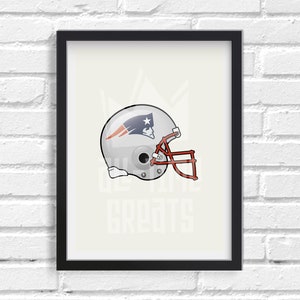 Peut inclure: Un casque de football américain blanc avec un logo rouge et bleu. Le logo est un drapeau américain stylisé avec une étoile au centre. Le casque est dans un cadre noir.