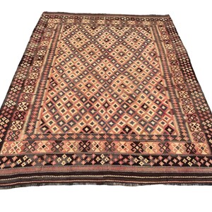 K&ouml;nnte beinhalten: Ein Vintage-Teppich mit einem geometrischen Muster in Rot-, Braun- und Cremet&ouml;nen. Der Teppich hat einen Fransenrand und ist mit komplizierten Details gewebt.