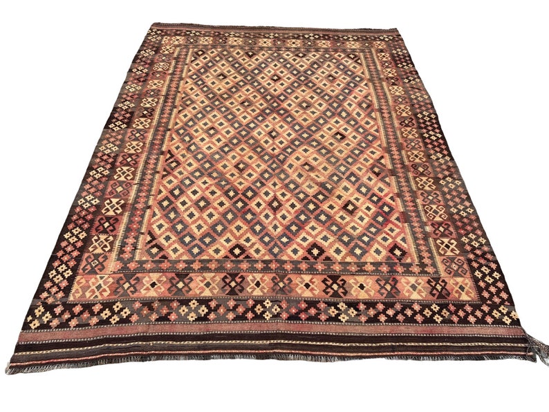 K&ouml;nnte beinhalten: Ein Vintage-Teppich mit einem geometrischen Muster in Rot-, Braun- und Cremet&ouml;nen. Der Teppich hat einen Fransenrand und ist mit komplizierten Details gewebt.