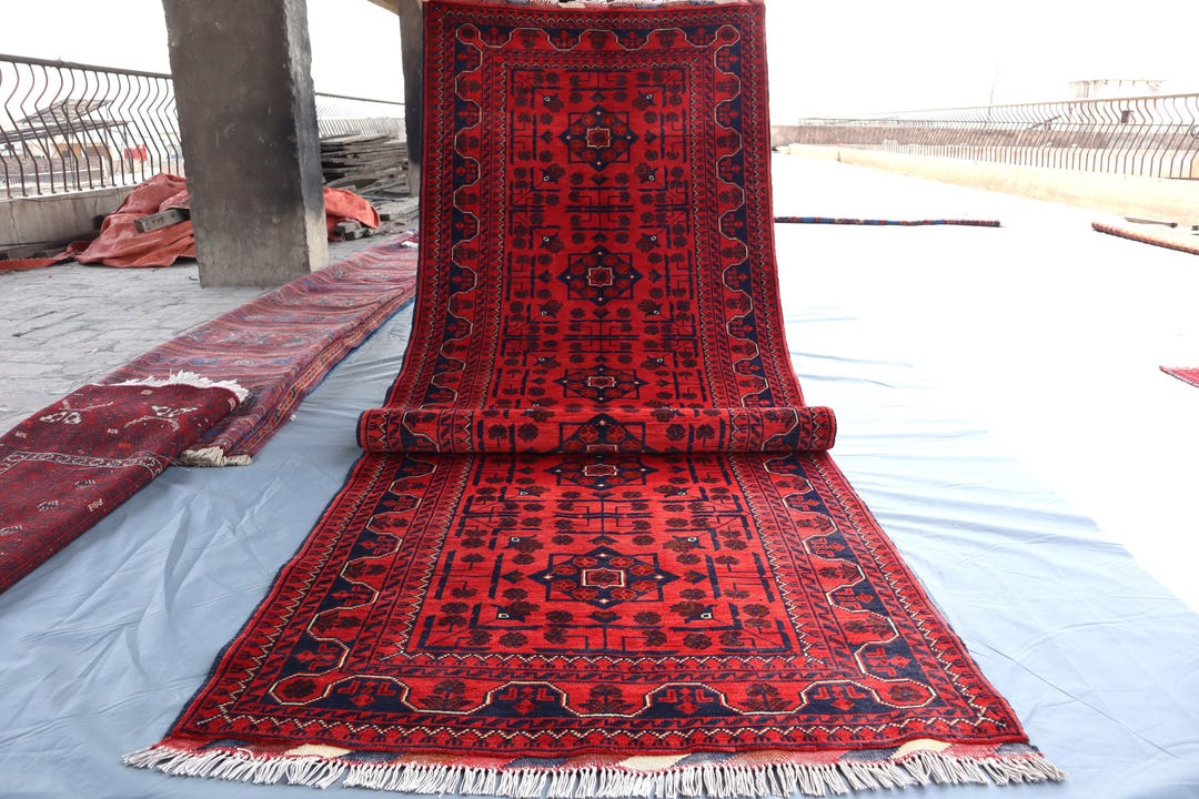 手作りのボハラレッドウールランナーラグ：幾何学模様のトルクメン廊下