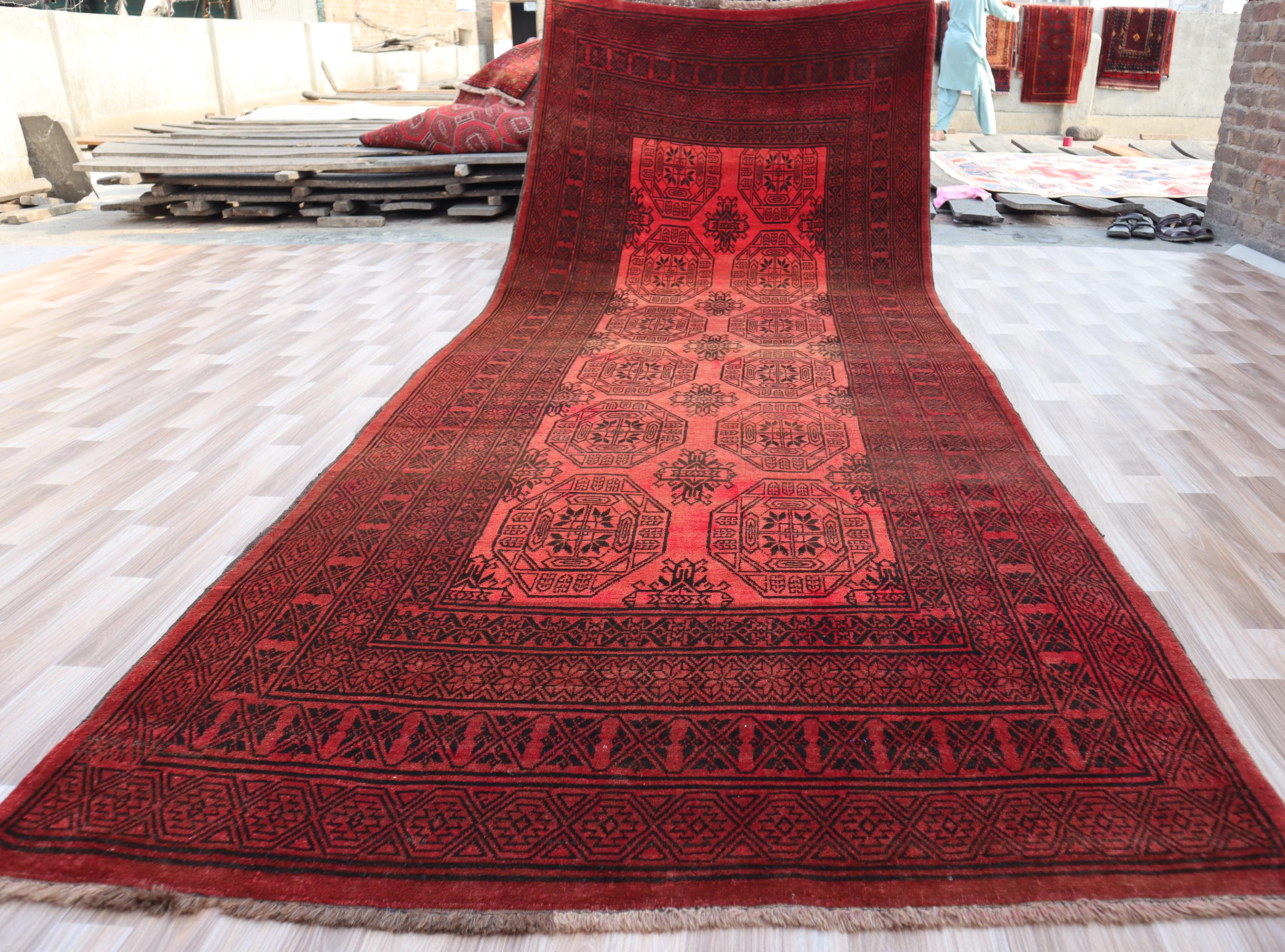 アフガニスタン産ボハラランナーラグ、手織りレッドウールラグ（4.11