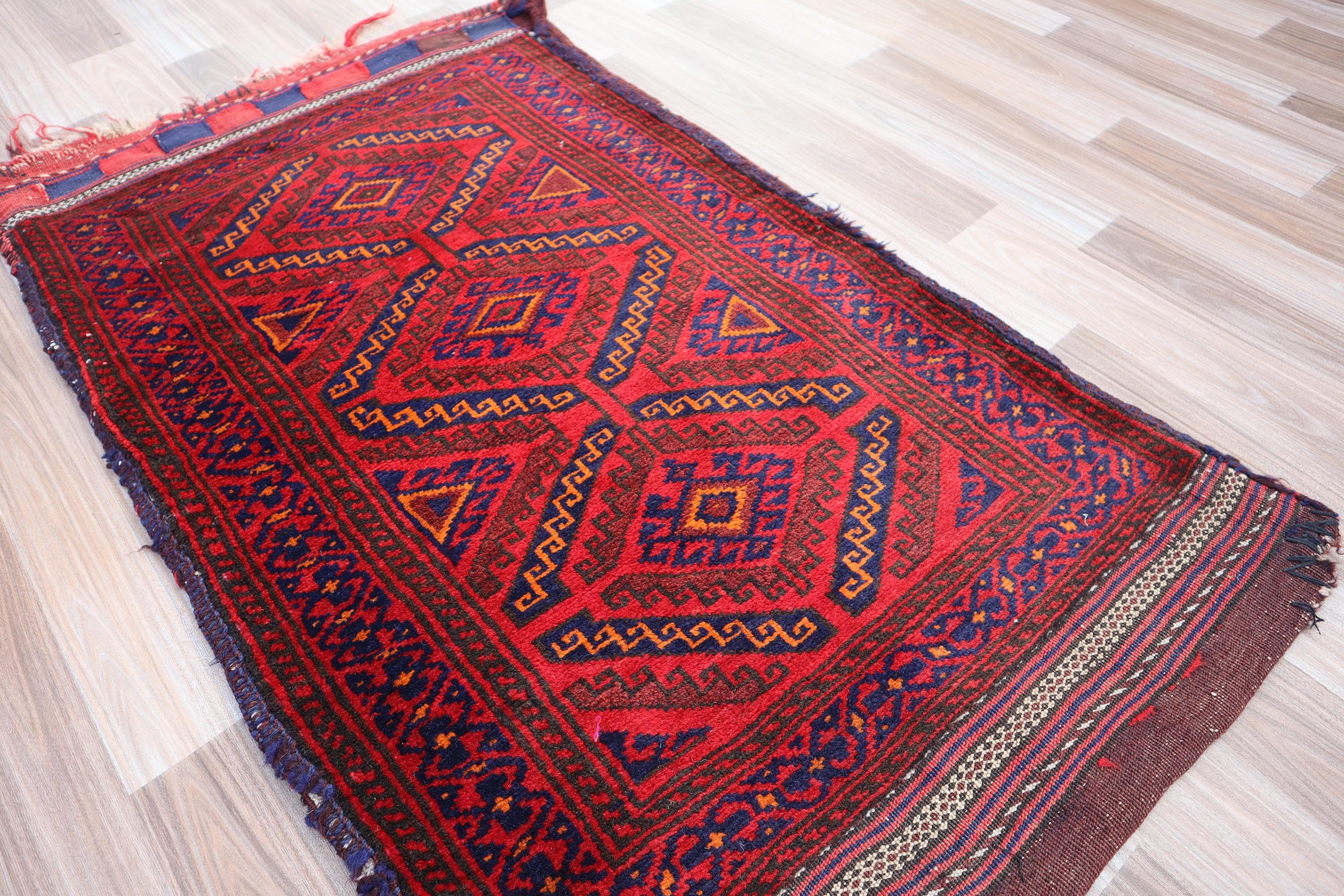 1970年代のアフガン・バルーチウールラグ：赤い部族の枕カバー、3.4 x