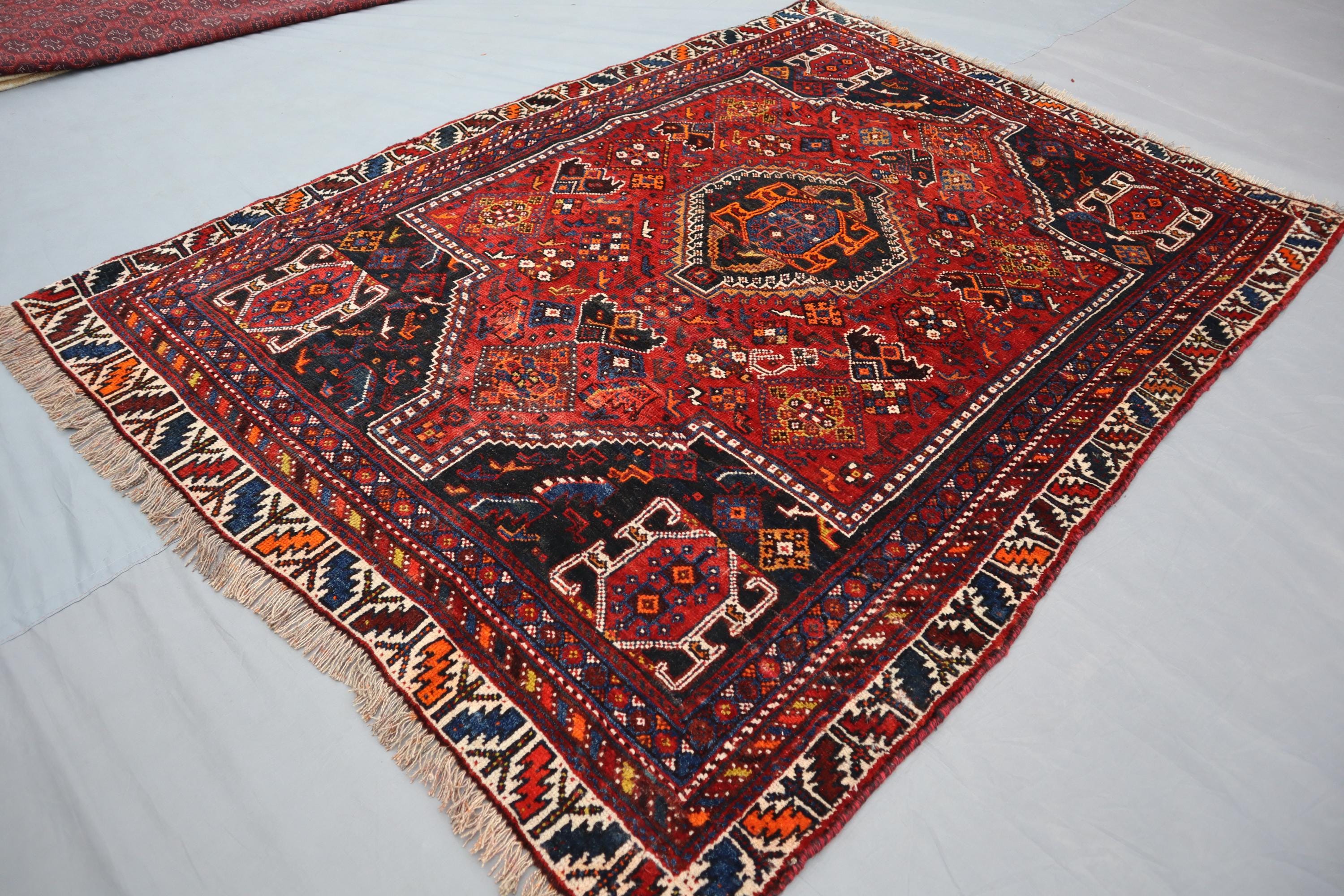 ヴィンテージ アフガン ラグ：手織りウール、幾何学模様のネイビー