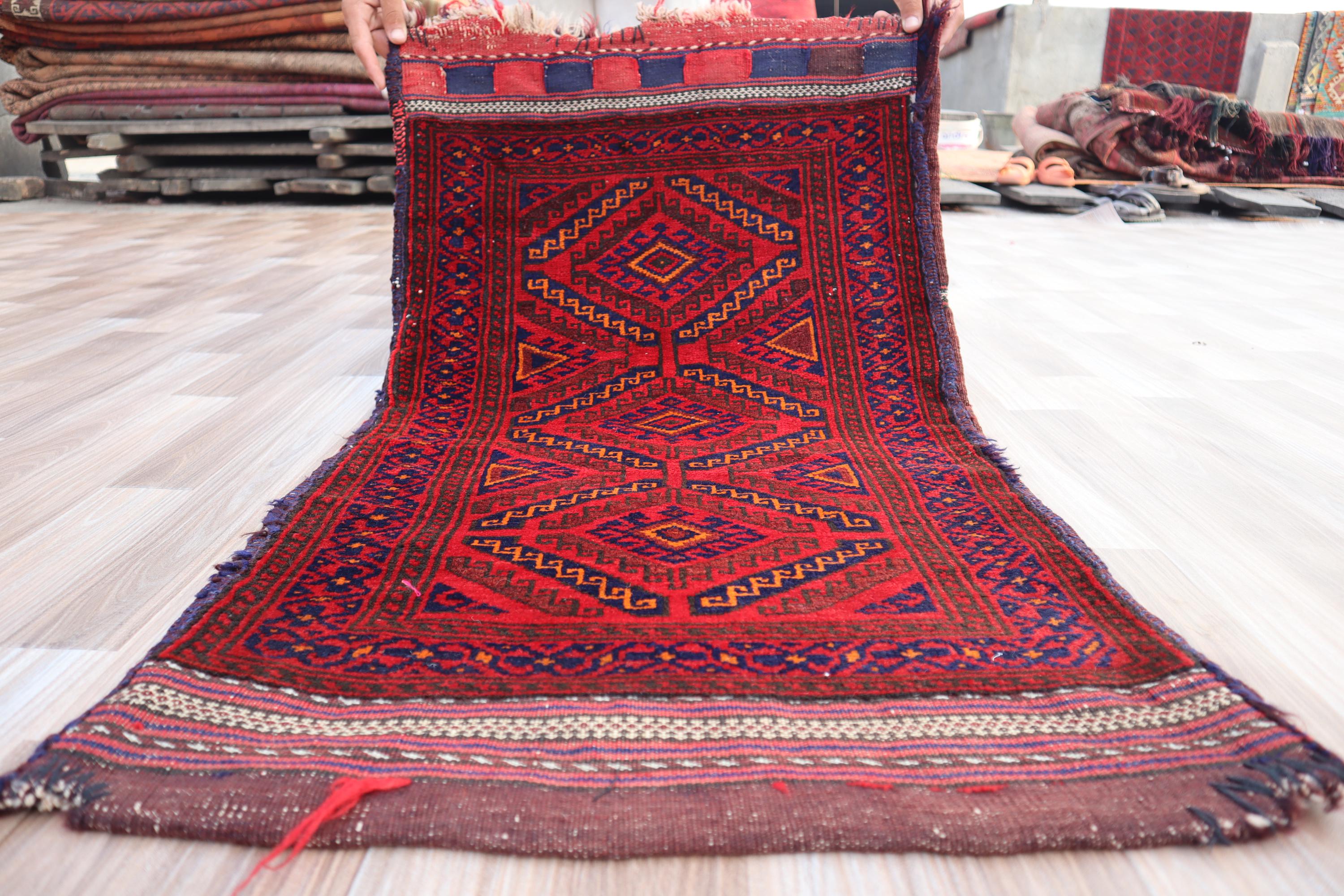 1970年代のアフガン・バルーチウールラグ：赤い部族の枕カバー、3.4 x