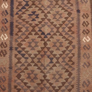 K&ouml;nnte beinhalten: Ein brauner und beiger Teppich mit geometrischem Muster. Der Teppich hat ein Rautenmuster mit einem kleineren Rautenmuster in jeder Raute. Der Teppich ist aus Wolle und hat eine weiche Textur.