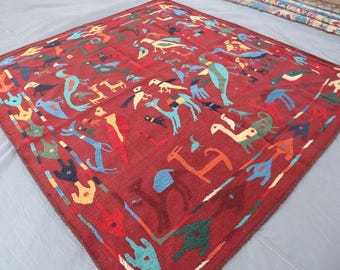Roter Suzani-Kelim-Teppich: 183 x 183 cm großer, handgewebter afghanischer Wollteppich mit Tier- und Vogelmotiven