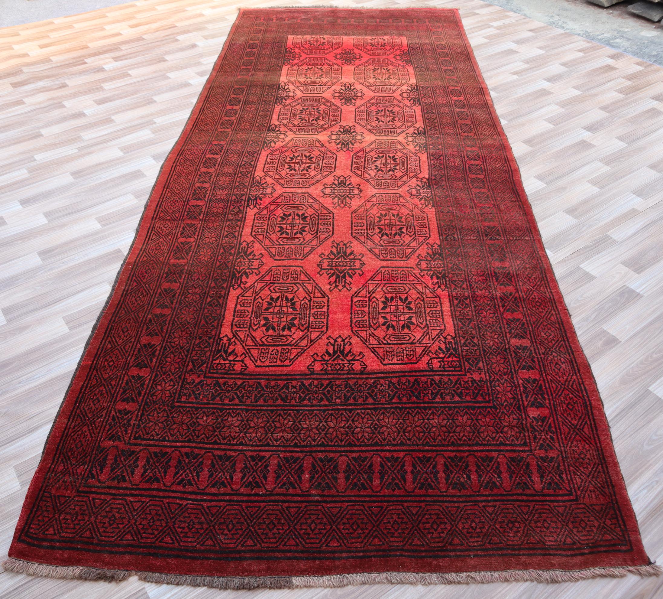 アフガニスタン産ボハラランナーラグ、手織りレッドウールラグ（4.11