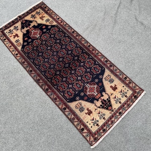 2'2x4'9フィートのヴィンテージアフガンラグ - 手織りウールカーペット - ラクダと花のモチーフの部族絵画デザイン - ネイビーとベージュのボヘミアンエリアラグ