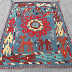 2&#39;4x3&#39;1 Blue Tribal Suzani Kilim Small Rug, Animal Pictorial Handwoven Wool Flatweave Kilim Rug, Uzbek Style Embroider Wall Decor Textile
