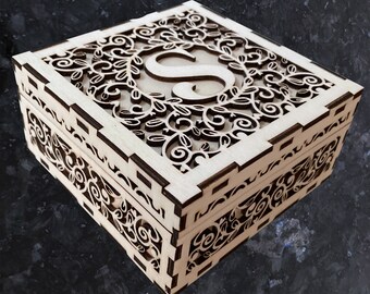 Edel gestaltete Holz Geschenkbox mit Ihrem persönlichen Monogramm