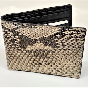 Cartera plegable de pitón auténtica. Normalmente, artículos en stock. Si no está disponible, el tiempo de procesamiento es de 2 a 3 semanas. 196R