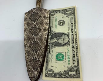 Coltello artigianale con fodero in vera pelle di serpente a sonagli