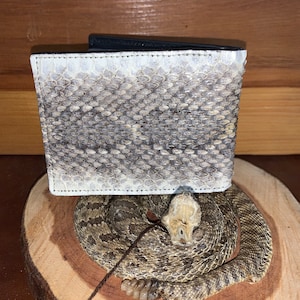 Cartera de dos pliegues Rattlesnake Wallet original. Normalmente, hay artículos en stock. Si no está disponible, el tiempo de procesamiento es de 2 a 3 semanas.