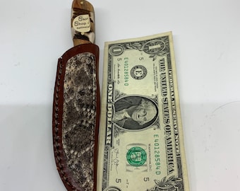 Coltello fatto a mano con fodero in vero serpente a sonagli