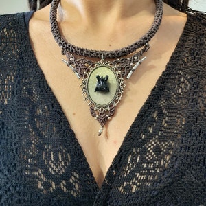 Micro macramé buisvormige ketting met natuurlijke botten Handgeweven ornament Gotische stijl Amulet met natuurlijke wervel