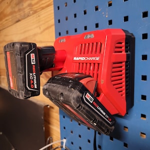 Milwaukee M12 M18 Schnellladehalterung, Cat. Nr. 48-59-1808, verwendet zwei Neodym-Magnete für starken Halt auf Metalloberflächen