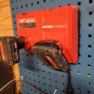 Milwaukee M12 M18 Super Ladekabel Halterung, Cat. 48-59-1811, verwendet drei Neodym-Magnete für starken Halt auf Metalloberfläche