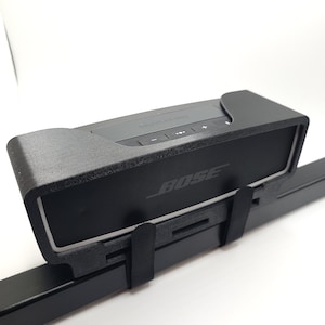 Bose Soundlink Miniスピーカーホルダー、ベルクロストラップを使用してゴルフカート、UTV、ボートに取り付け、垂直または水平バーにストラップで固定します。