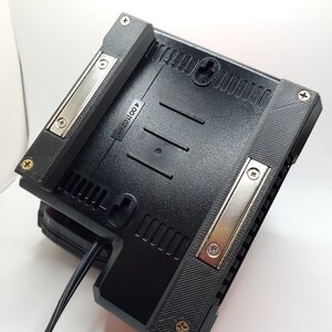 Peut inclure: Appareil &eacute;lectronique noir avec une surface textur&eacute;e et un cordon d'alimentation. L'appareil porte une &eacute;tiquette indiquant "40011002mm".
